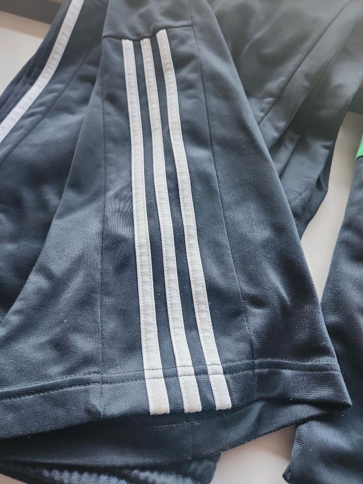 Adidas Jogginganzug Hose und Trainingsjacke in Allendorf