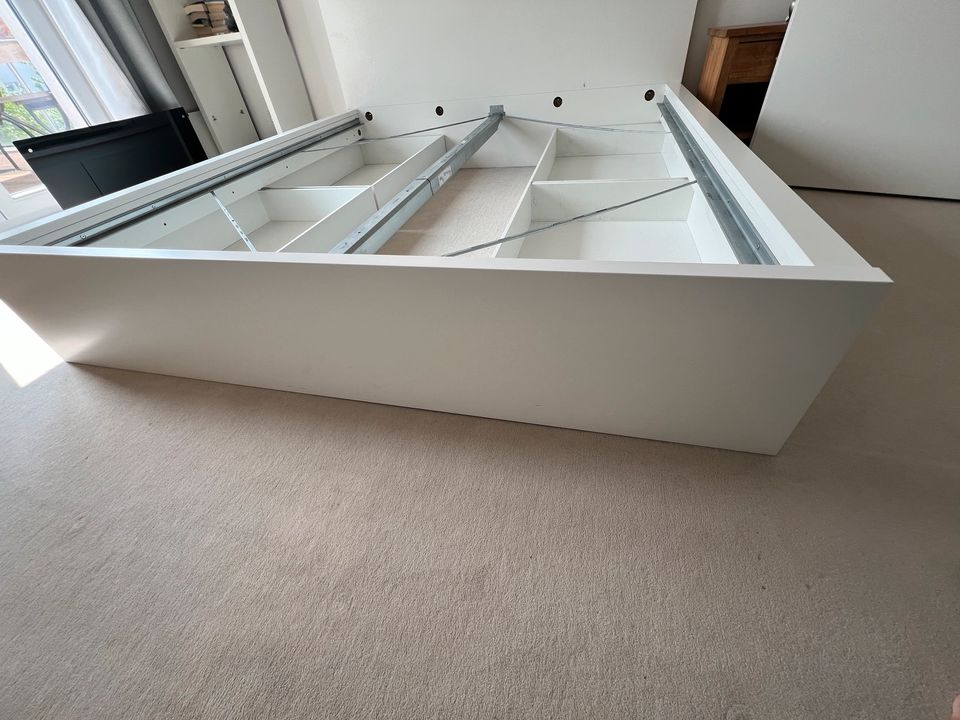 Ikea Malm Bett weiß 180x200 cm ohne Lattenrost - ohne Matratze in Haan