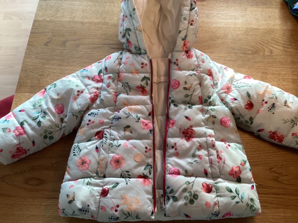 Zara Steppjacke, Wendejacke, Winterjacke mit Blumen 92 98 in Landshut