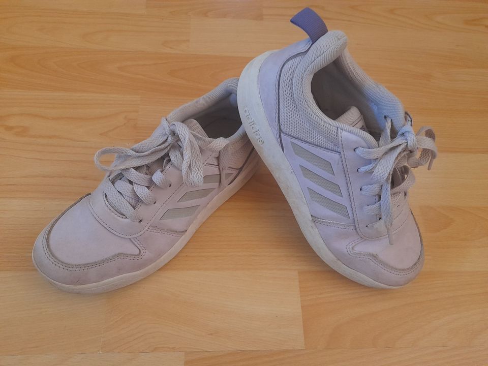 Adidas Turnschuhe Gr.33 in flieder in Herne