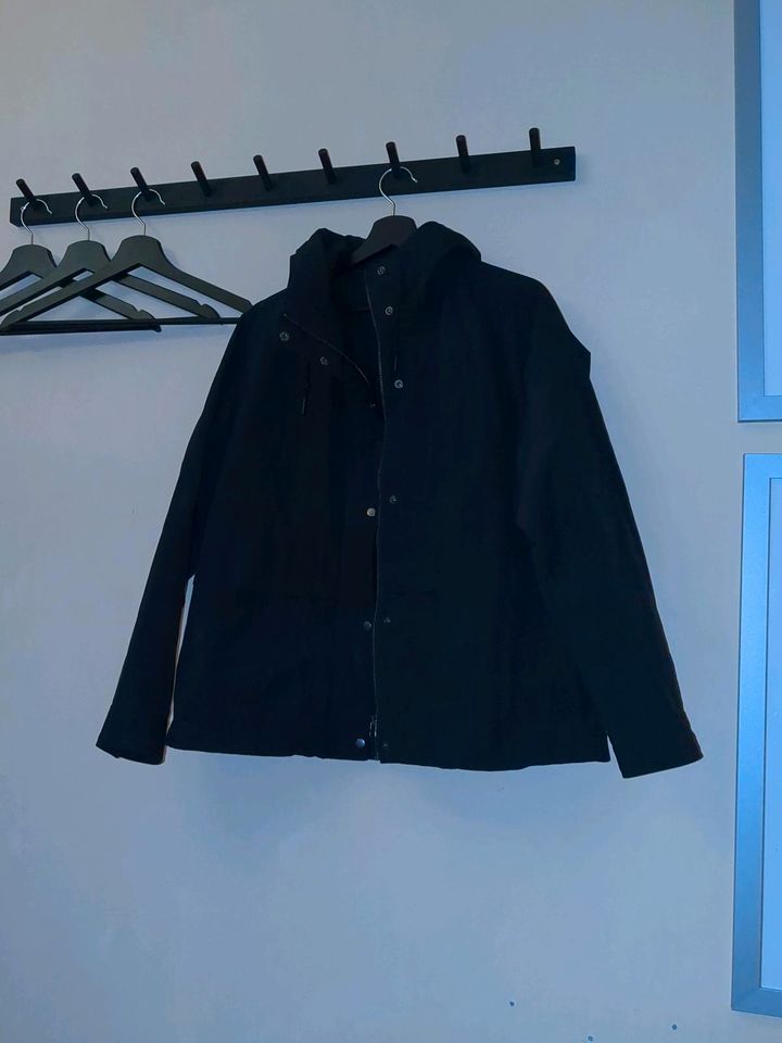 Jacke mit Kapuze Größe M Uniqlo in Berlin