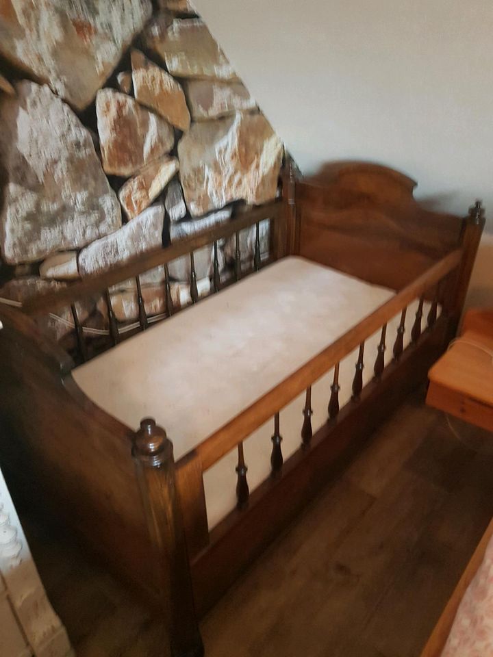 Antikes Kinderbett in Großefehn