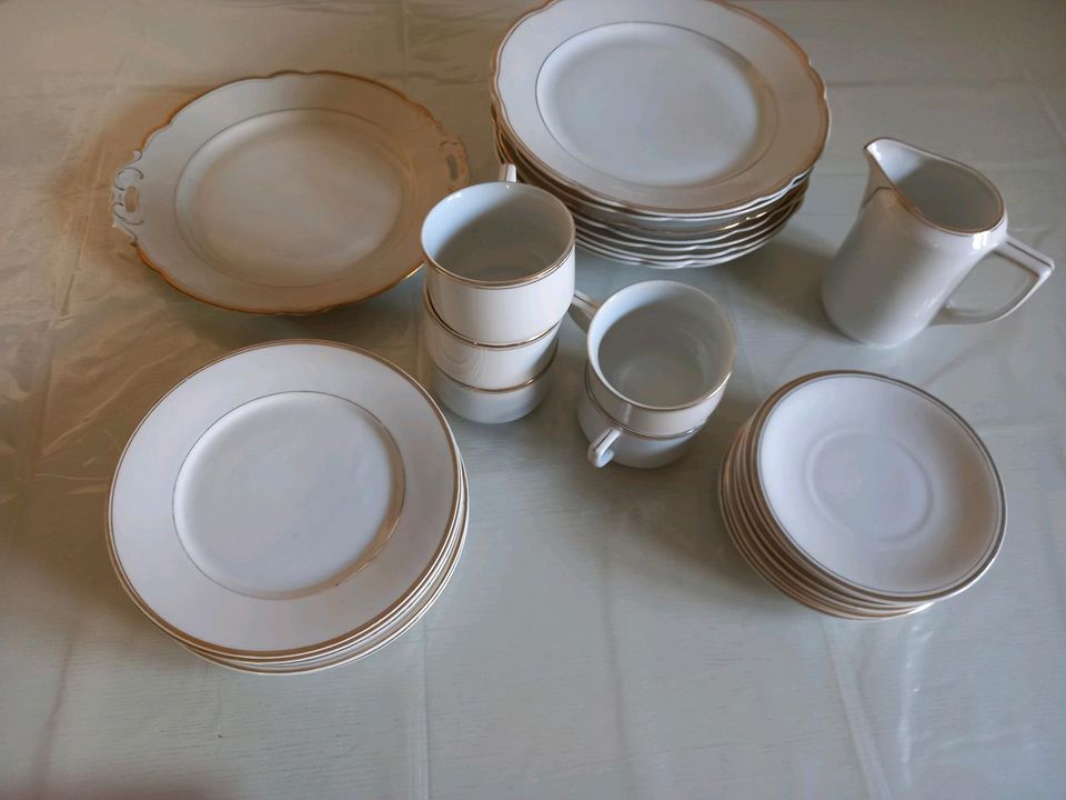 27 teiliges Porzellan Set Geschirr weiß Goldrand in Nüsttal