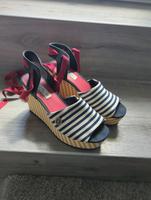 Tommy Hilfiger Schuhe Keilabsatz gr 39 original Schuhe Sandalen Chemnitz - Einsiedel Vorschau