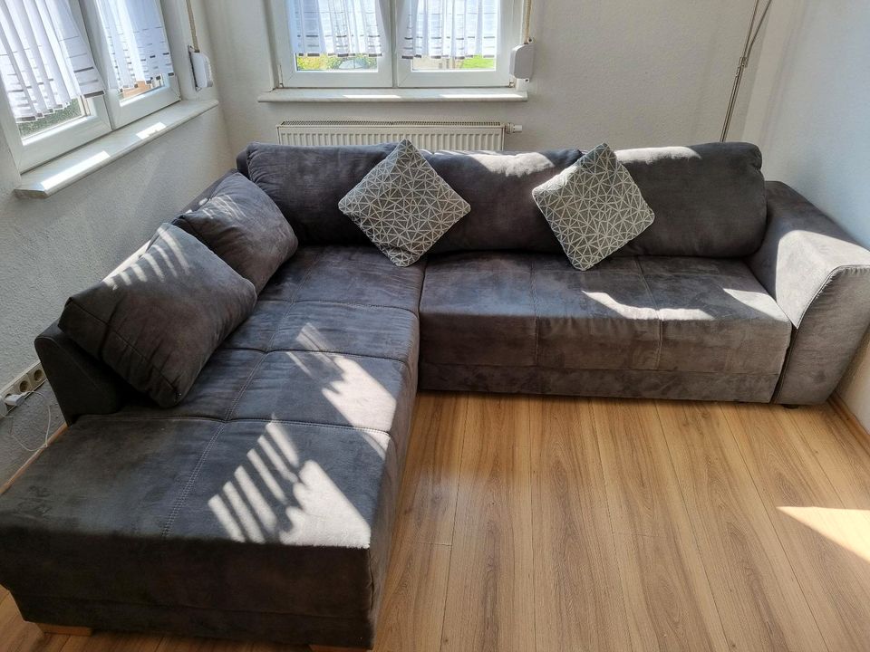 Couch/ Wohnlandschaft L-Form grau mit Kissen in Bad Kreuznach