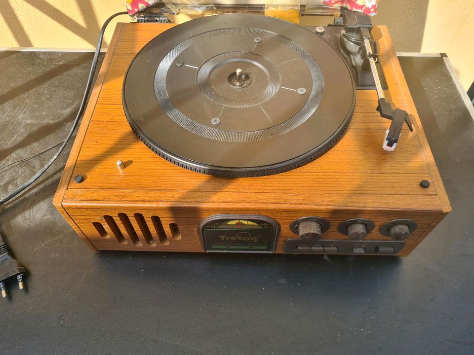 Treton Plattenspieler Radio antik vintage in Walluf