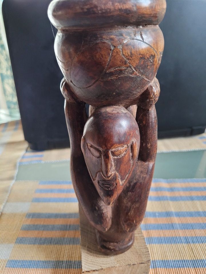 Herrlicher großer Betelnussmörser mit Janusfigur, Papua Neuguinea in Wedemark