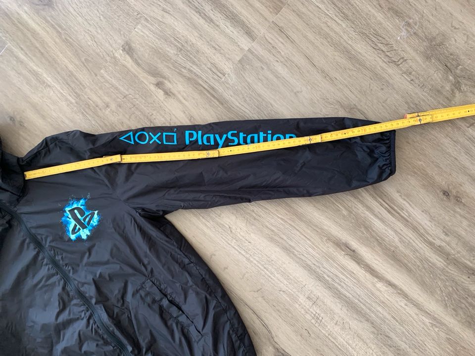 Windjacke von H&M Größe 170 Playstation schwarz in Eschenbach