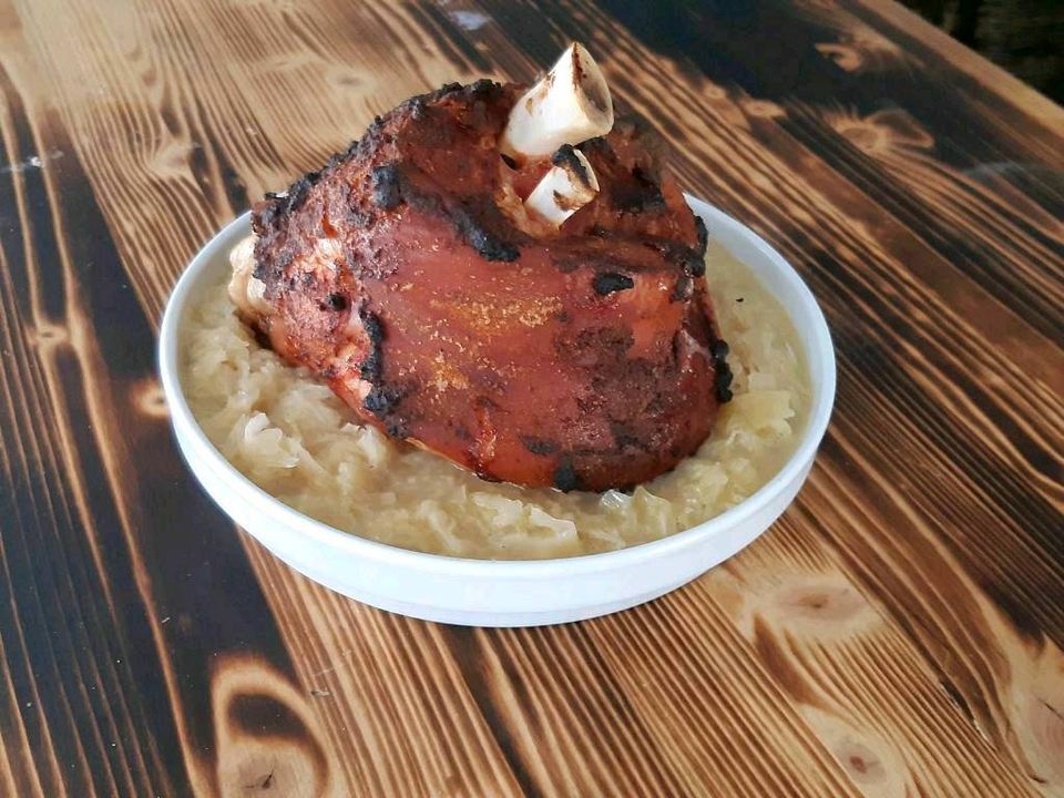 Spanferkel und Schweinekeule frisch gebacken in Landsberg (Saalekreis)