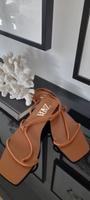 ZARA - FLACHE LEDERSANDALE MIT RÖHRENFÖRMIGEN RIEMCHEN BRAUN Kr. München - Unterhaching Vorschau