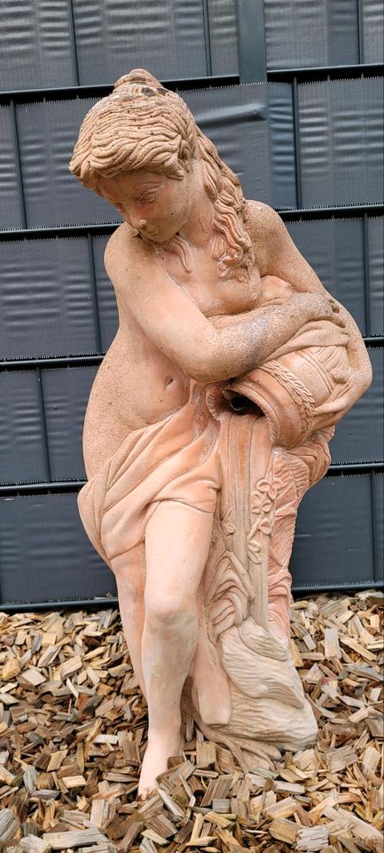 Brunnenfigur,Skulptur Garten,nackte Frau in Pansdorf
