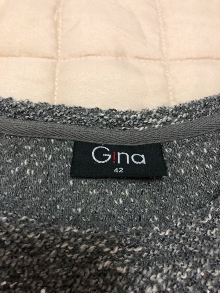 Strickpullover in grau mit Glitzer steinen von Gina Größe: 42 in Soest