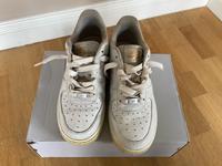 Nike AIR FORCE Gr. 39 weiß mit goldenem Swoosh Hessen - Kriftel Vorschau