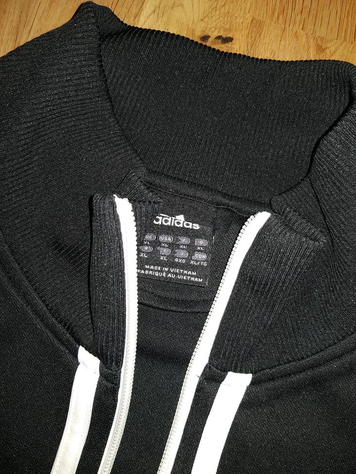 Adidas Trainingsjacke Größe XL in Meckenbeuren