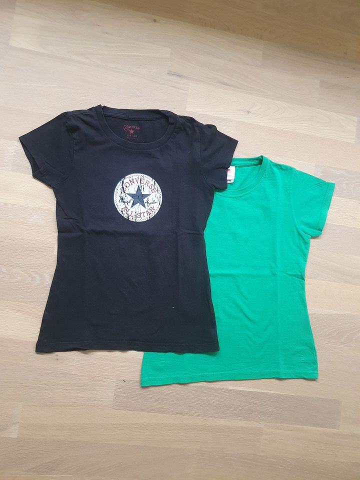 2 T-Shirts Converse/ Fruit of the Loom gr. 128/134 in Flensburg