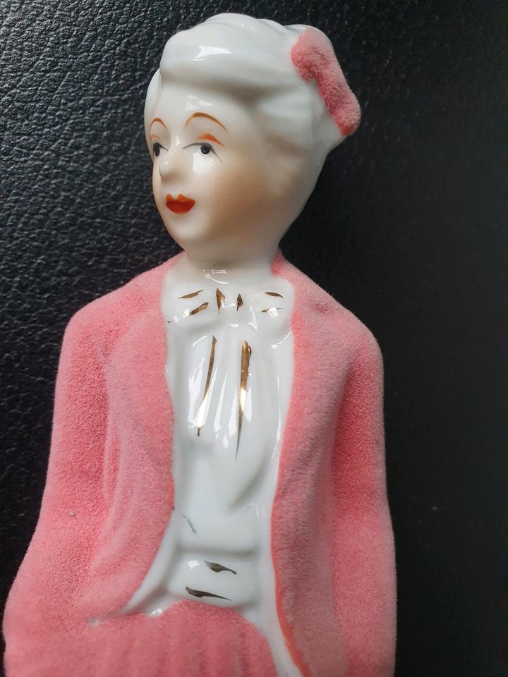 Vintage Porzellanfigur elegante Frau beflockt in Obersulm