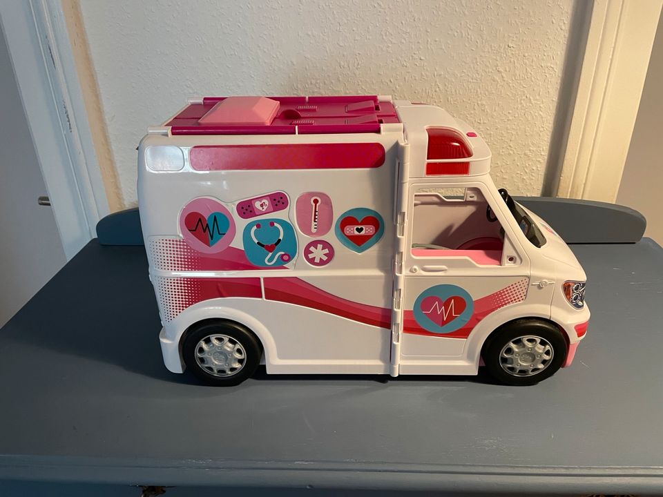 Barbie Krankenwagen 2-in-1 Spielset mit Licht & Geräuschen in Frankfurt am Main