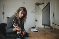 Online Gitarren- und Ukulele-Unterricht per Webcam mit Zoom Berlin - Friedrichsfelde Vorschau