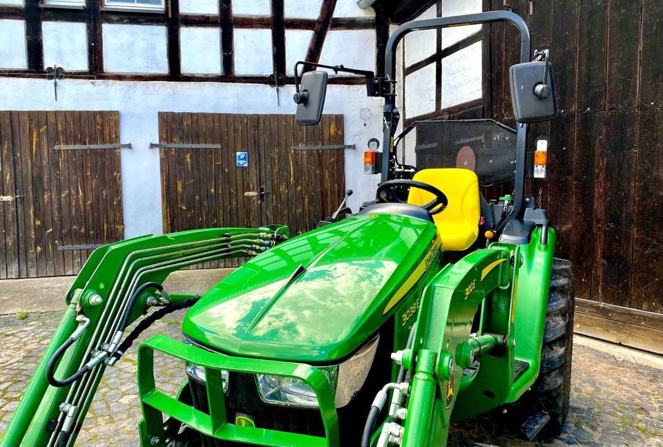 John Deere 3038E (Hydrostat) mit Frontlader und Hydraulik in Merseburg