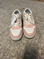 Calvin Klein Sneaker Sommerschuhe wie neu Größe 38 Hessen - Maintal Vorschau