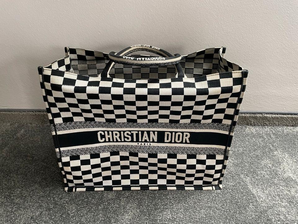 Dior shopping tote bag hotsell