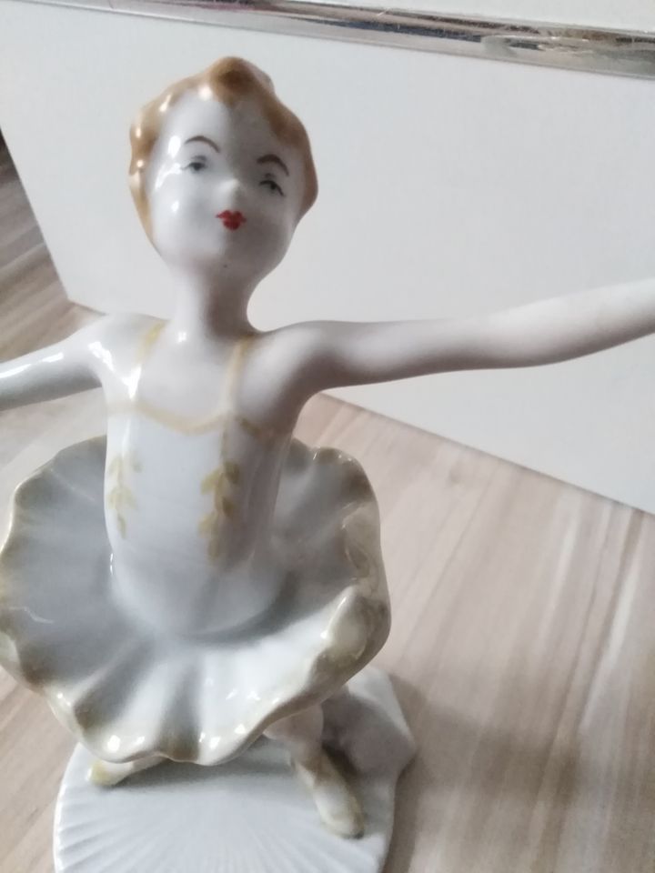 Porzellan Figur Ballerina, Höhe 23 cm, gestempelt Romania in Fürth