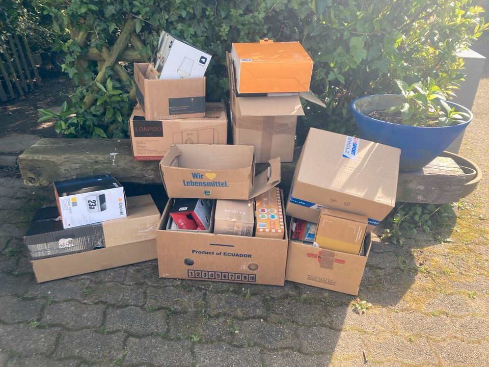 Verpackungsmaterial leere Kartons Pappe Pakete in Gundelfingen
