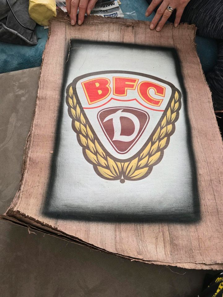 BFC Dynamo Logo auf original Papyrus mit Leuchtfarbe in Berlin