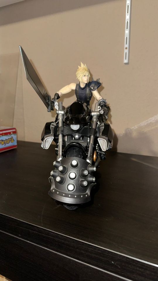 Cloud Final Fantasy 7 Figur mit Motorrad von der ps4 Version in Staufenberg