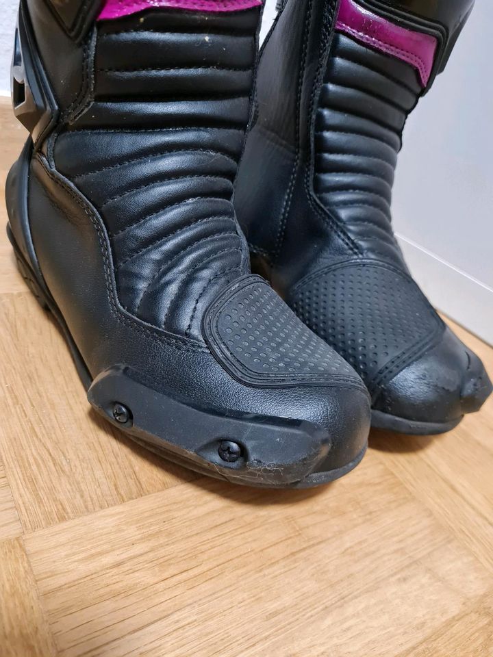 Motorradstiefel / Stiefel Gr 38 schwarz/lila in Seesen