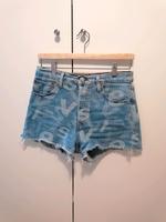 Jeansshorts Levi's blau Schrift Gr. 28 kurze Hose Mode Hessen - Braunfels Vorschau