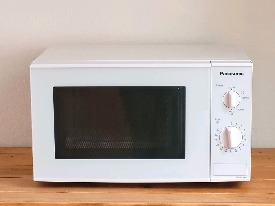 PANASONIC Mikrowelle NN-E201W  (800Watt) in Hamburg