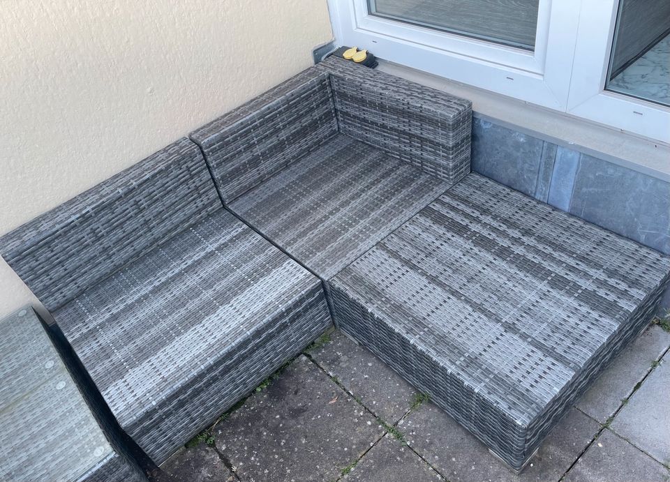 Gartenlounge Ecksofa mit Tisch in Villingen-Schwenningen