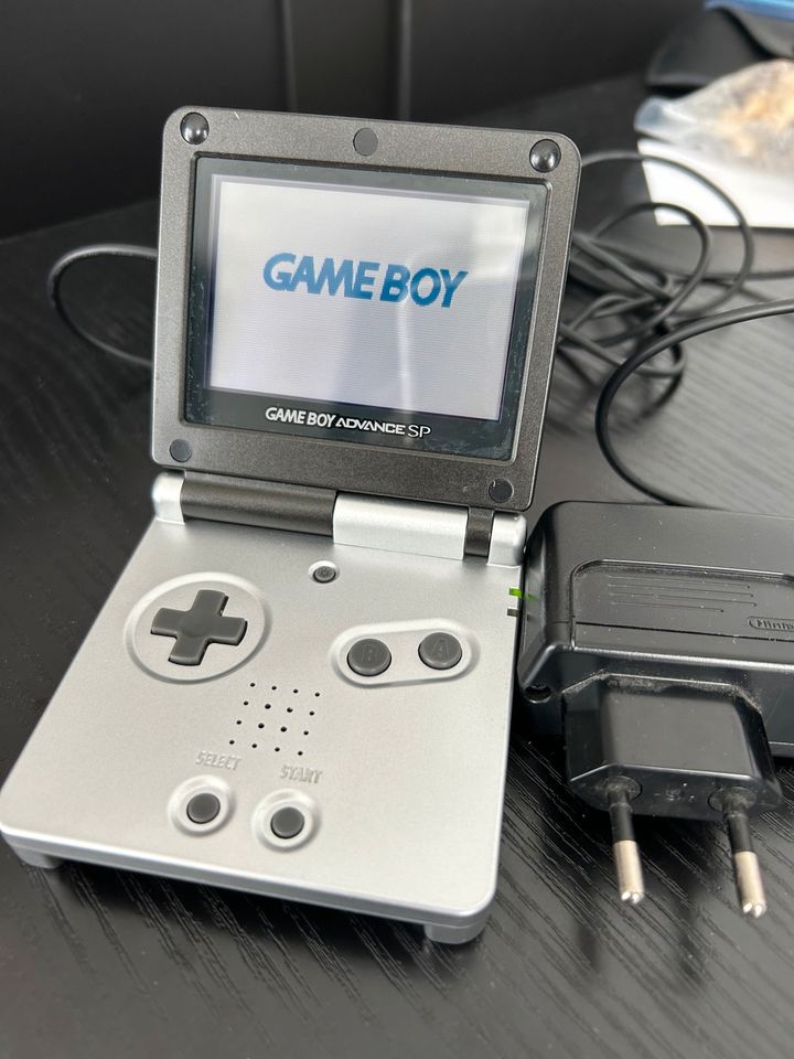 Gameboy Advance SP Silber / schwarz in Herborn