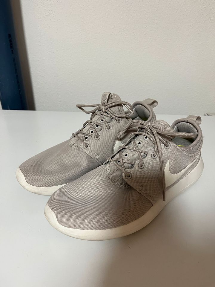 Nike Sneaker Grau 39 in Nassenfels