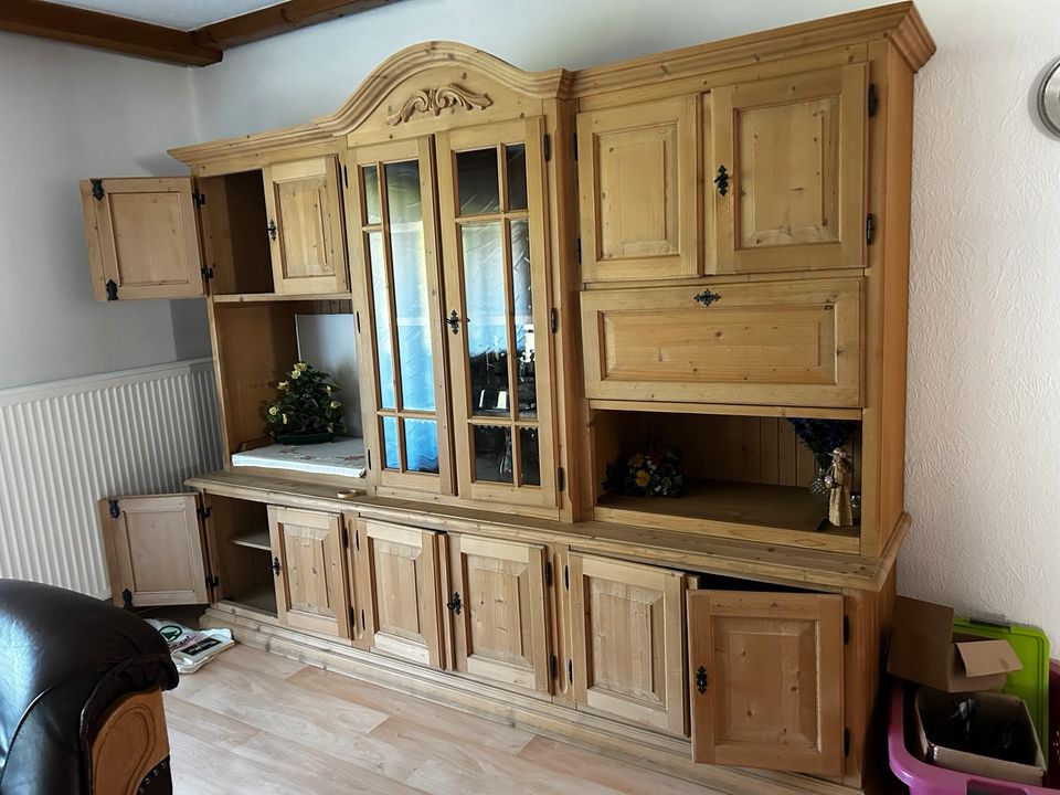 Wohnzimmerschrank in Winzer