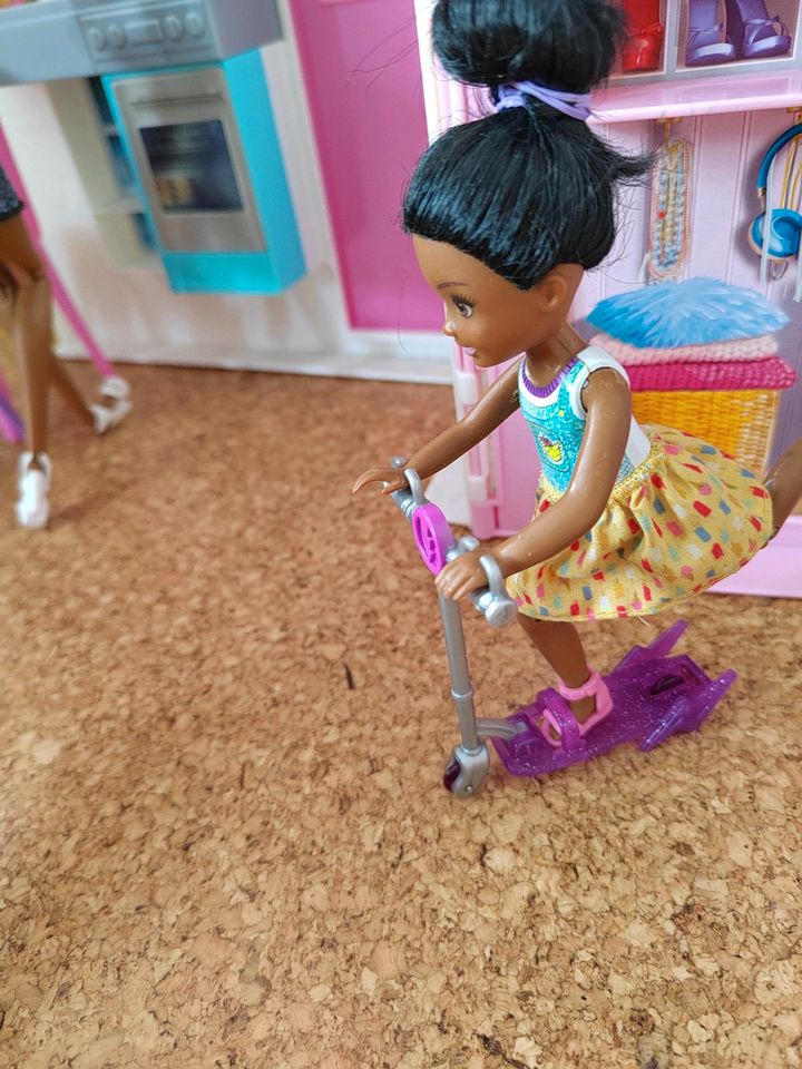 Klappbares Barbie Stadhaus mit Mutter & Kind in Berlin