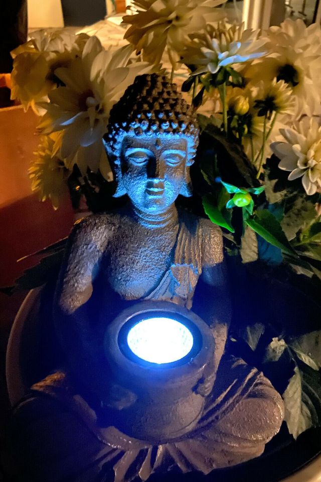 LED Solar Buddha Garten Leuchte Blumen Beet Beleuchtung 28cm in Kreuzau