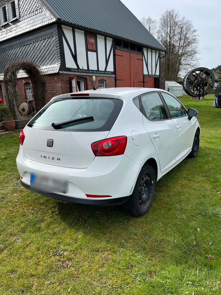 SEAT Ibiza 1,2 ST Style top achtfach bereift mit Alufelgen in Bad Berleburg