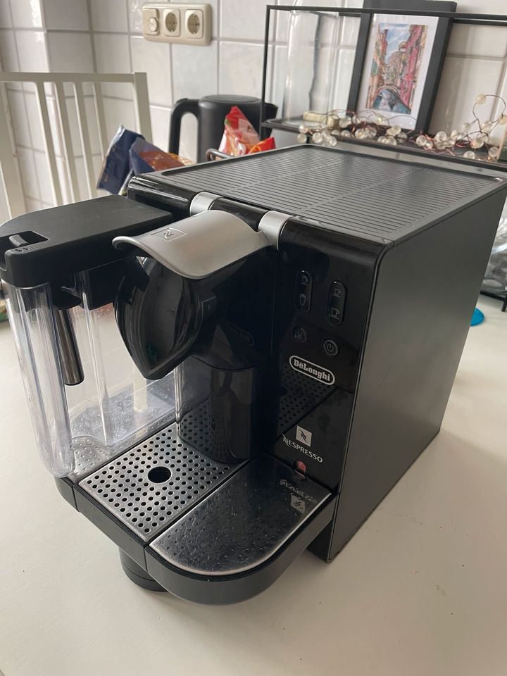 DeLonghi EN 680.M Latissima Nespresso Maschine (schwarz) in Hamburg