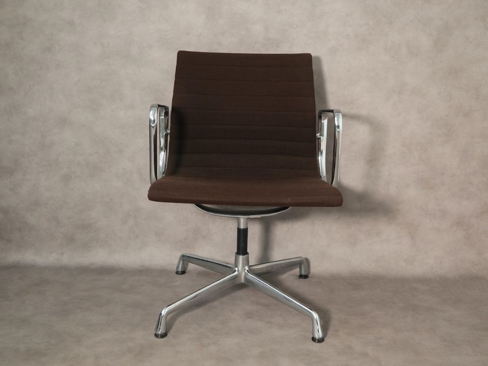 1x Vitra Eames EA107 Bürostuhl Office Chair Designer Braun in Wuppertal