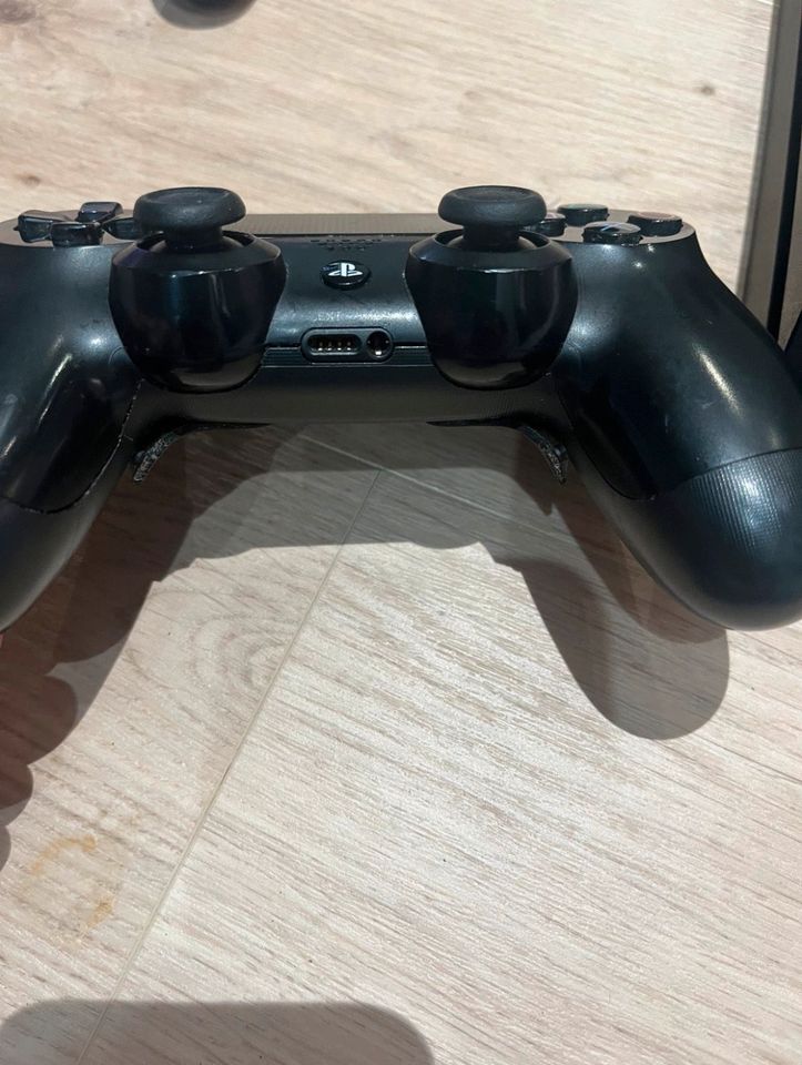 Ps4 500gb mit 2 Controller (scuf) in Ebersbach an der Fils