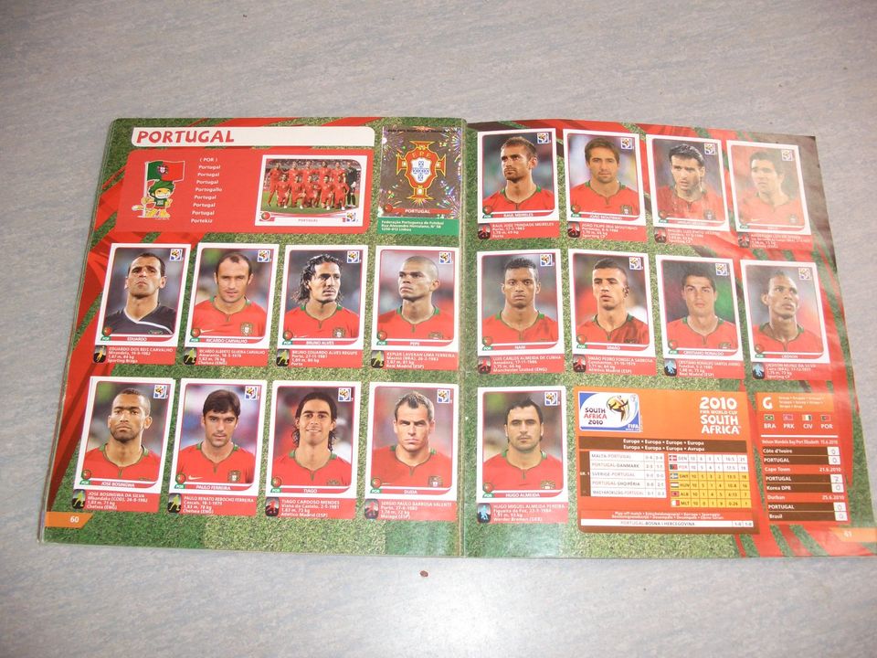 Panini WM 2010 Süd Afrika Komplett Album sehr ordentlich eingekle in Eschborn