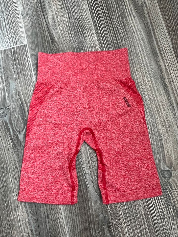 Gymshark Shorts rot in Salzgitter