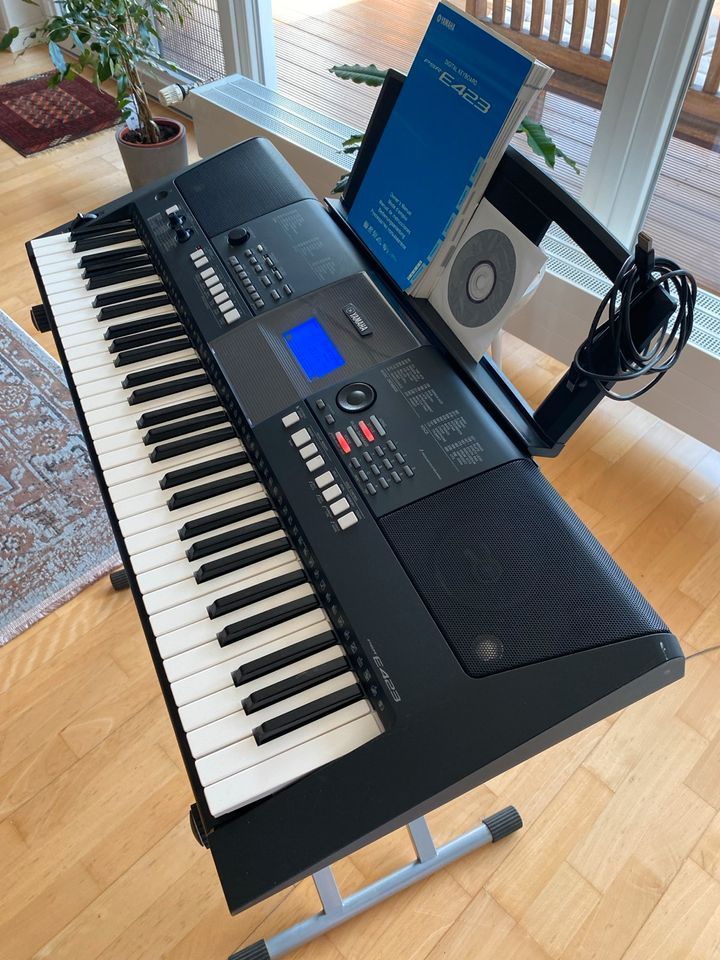 Yamaha, Keyboard, PSR E423 mit Zubehör in Halstenbek