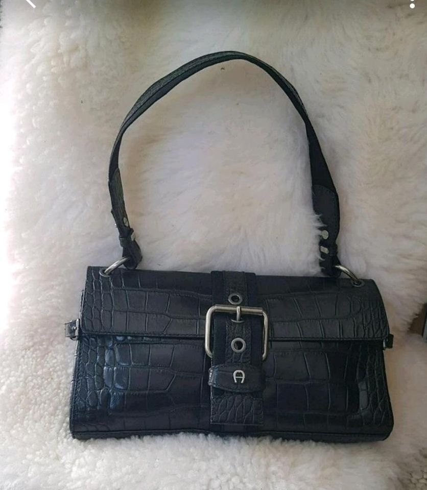 Stylische Schulter Tasche von AIGNER Top Lackleder in Tübingen