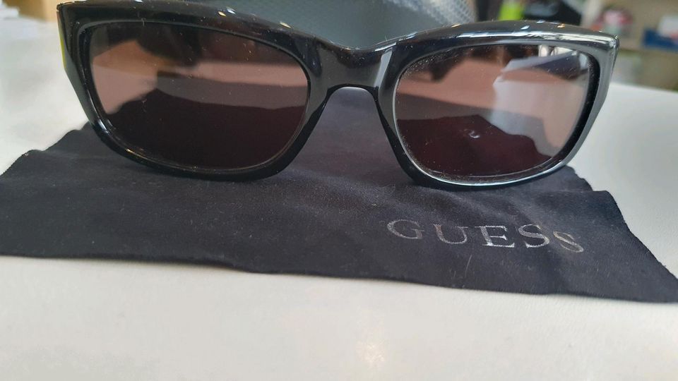 Neu guess Damen Sonnenbrille Etuit schwarz in Saalfeld (Saale)