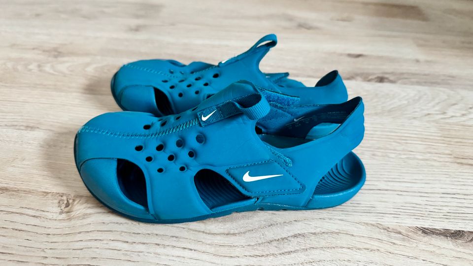 Nike Badeschuhe Größe 32 blau in Beckum
