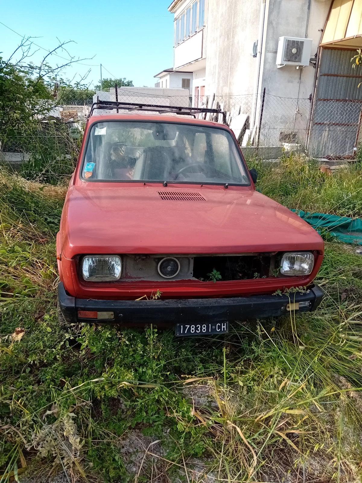 Abbildung des Autos Fiat 127 ohne durchrostu…