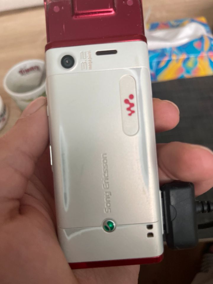 Sony Ericsson W595 in Korb